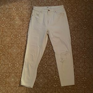 White mom jeans with rip
